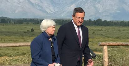 Janet Yellen, presidenta de la Fed, y Mario Draghi, del BCE, en Jackson Hole (EE UU) en septiembre.