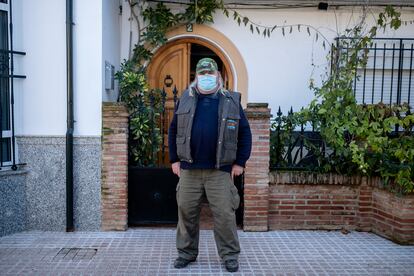 José Peral, vecino afectado de Campillos, delante de su casa.
