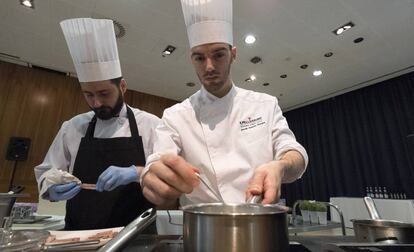 El chef David Andrés, a la derecha, durante la elaboración de su plato en la competición San Pellegrino Young Chef 2016.