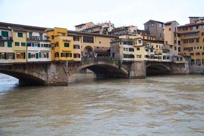Imagen del Ponte Vecchio con la crecida tras las inundaciones.