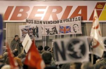 Algunas de las pancartas desplegadas en una manifestación convocada el pasado día 27 de diciembre en Madrid por los sindicatos de Iberia. EFE/Archivo