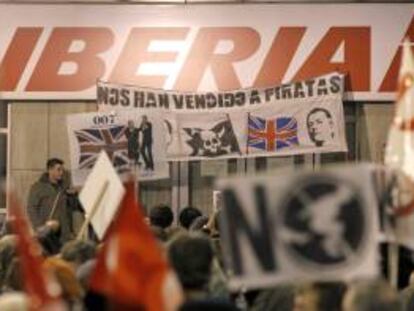 Algunas de las pancartas desplegadas en una manifestación convocada el pasado día 27 de diciembre en Madrid por los sindicatos de Iberia. EFE/Archivo