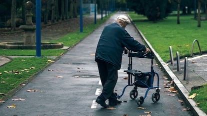Un pensionista pasea por un parque de Culleredo (A Coruña).