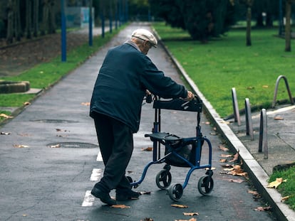 Un pensionista pasea por un parque de Culleredo (A Coruña).