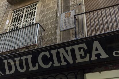L'establiment  Dulcinea, una botiga a l'engrós regentada per asiàtics i amb el nom com l'única cosa que perviu de l'antiga Tipografia Cormellas (Call, 14-16) que apareix a la segona part del Quixot. 