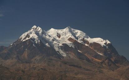 El hielo se obtuvo del Nevado Illimani, un glaciar situado a 6438 metros de altura, que domina el altiplano boliviano.