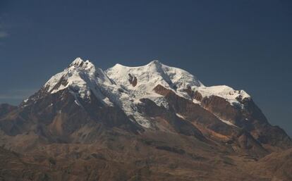 O gelo foi extraído do Nevado Illimani, uma geleira situada a 6438 metros de altura, que domina o altiplano boliviano.