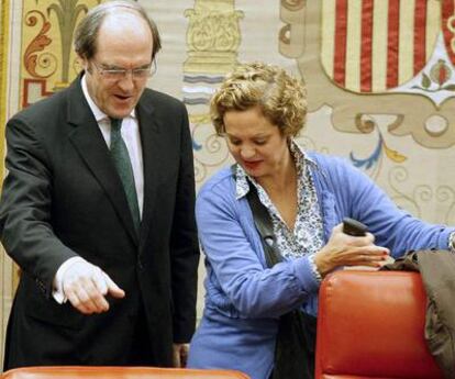 El ministro de Educación, Ángel Gabilondo, y Mercedes Coello, presidenta de la Comisión de Educación.