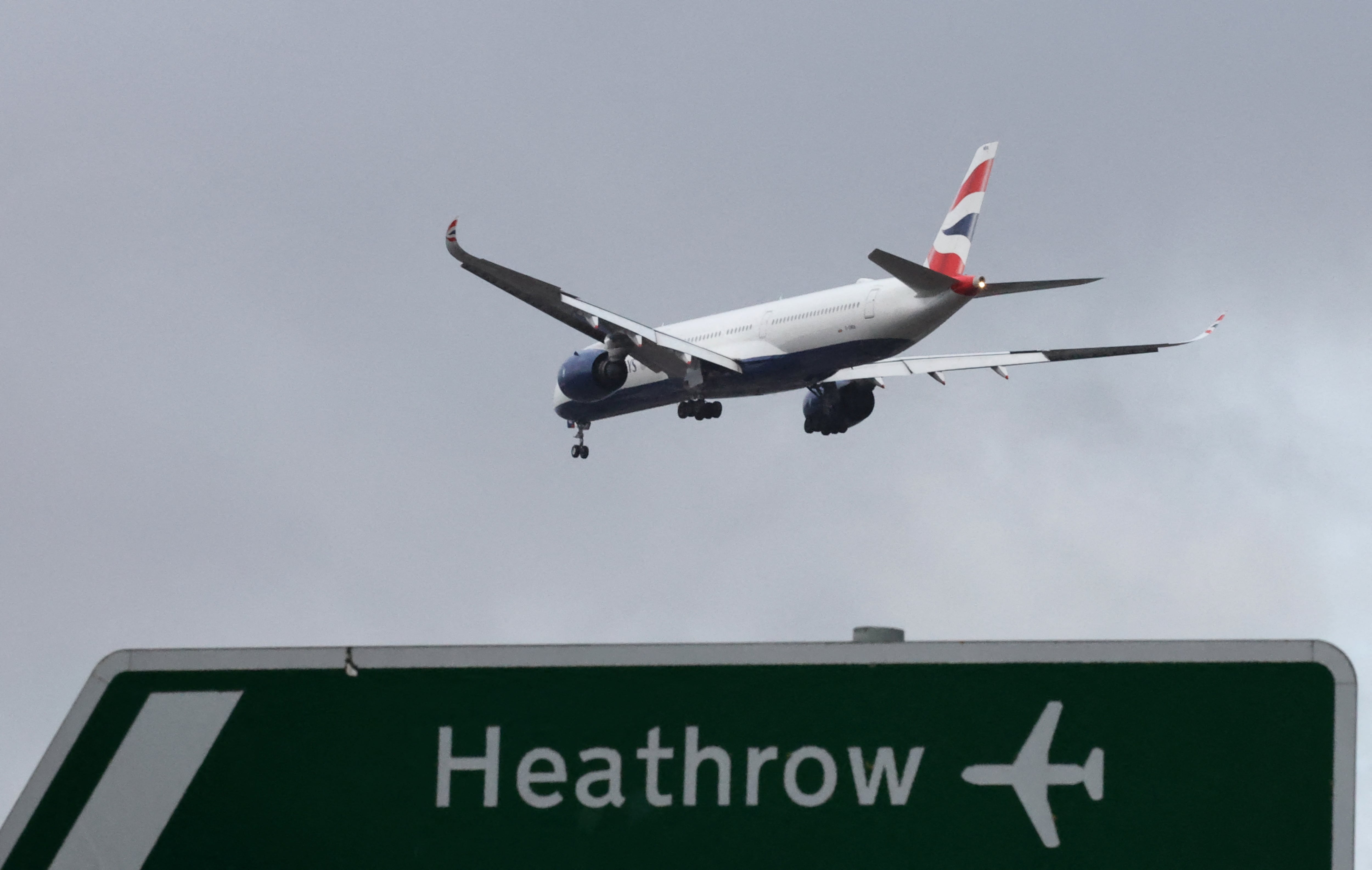 Un avión de British Airways se aproxima a las pistas de Londres-Heathrow.