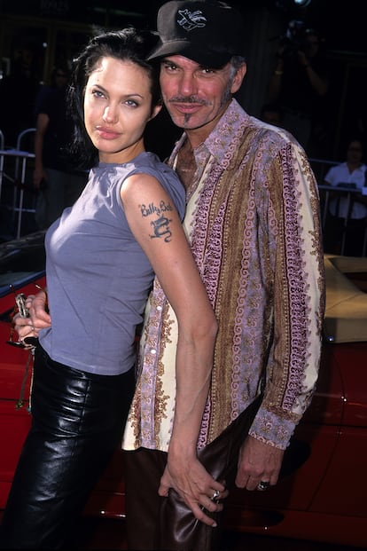 Angelina Jolie y Billy Bob Thornton

Dos meses antes de intercambiarse anillos matrimoniales en Las Vegas, los intérpretes Angelina Jolie y Billy Bob Thornton ni siquiera se conocían. Su relación nos dejó momentos inolvidables en la alfombra roja y un icónico tatuaje en el brazo de la actriz. En 2003 se divorciaron, sosteniendo después Thornton que nunca se sintió "lo suficientemente bueno para ella".