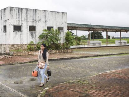 Una mujer camino por la desierta ciudad del milenio de Pañacocha. 