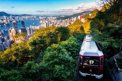 Para subir al pico Victoria hay que coger el Peak Tram (thepeak.com), el funicular más antiguo de Asia (tiene 125 años), que cubre el trayecto más antiguo y emocionante de Hong Kong: asciende directo hasta la cima y la Peak Tower, regalando vistas de postal de la ciudad y el puerto. Con 552 metros de altitud, el pico Victoria es el punto más elevado de la isla de Hong Kong, desde el que se contempla perfectamente la metrópolis, los bosques que la rodean y las posibles excursiones, fáciles pero espectaculares, a solo unos minutos de Central, la estación inferior. A unos 55 metros de estación superior se encuentra la antigua cabaña de verano del gobernador, cuyo jardines están abiertos al público.