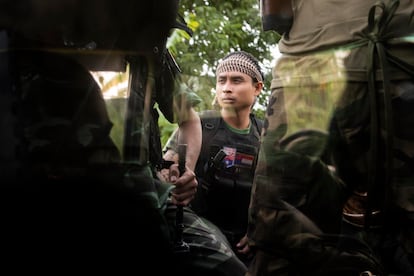 Los soldados del Ejército Karen de Liberación Nacional se desplazan a la línea de frente en el Estado de Karen.