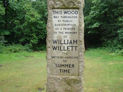 Aquest monolit recorda el britànic William Willett, impulsor de l'horari d'estiu.
