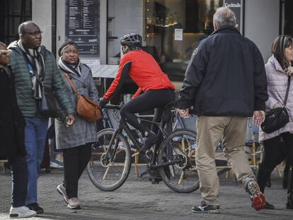 Un ciclista circulant per una vorera.