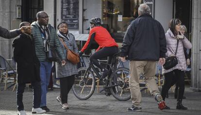 Un ciclista circulando por una acera