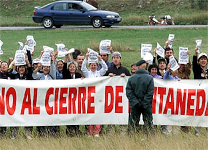 Trabajadores de Fontaneda se desplazaron ayer hasta Reinosa (Cantabria), donde el presidente del Gobierno, José María Aznar, visitó las obras de la Autovía de la Meseta y le hicieron entrega de un escrito con propuestas para solucionar el problema de Fontaneda.