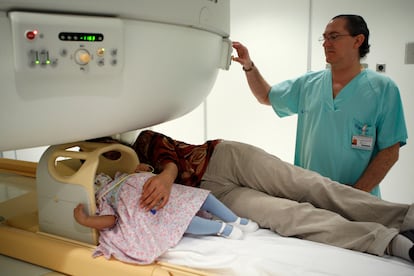 Un técnico del Hospital La Paz demuestra a la prensa el funcionamiento de la primera resonancia abierta de alto campo de la sanidad española, el 30 de enero de 2008.