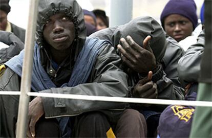 Imagen de los inmigrantes que fueron interceptados hoy en alta mar cerca de Fuerteventura.