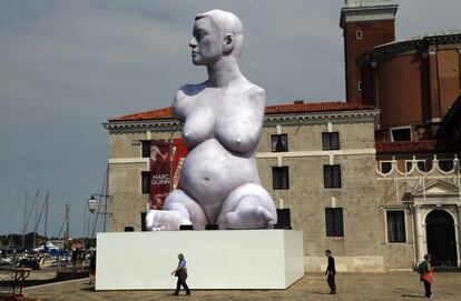 La estatua 'Alison Lapper embarazada' del británico Marc Quinn se exhibe en la isla de San Jorge el Mayor en la laguna de Venecia. El artista aborda los tabúes que rodean el embarazo, la sexualidad y la discapacidad.