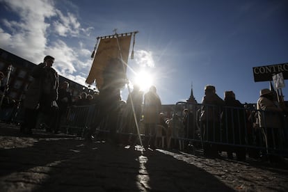 Ambiente durante la misa en la Plaza Mayor por la festividad de la Virgen de la Almudena.