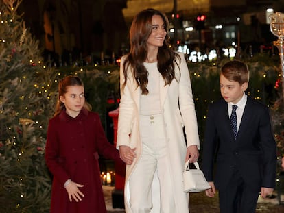 Kate Middleton junto a sus dos hijos mayores, Carlota y Jorge, a su llegada a la abadía de Westminster la tarde del viernes en Londres.