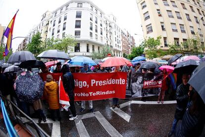 Manifestantes sostienen una pancarta en apoyo al presidente del Gobierno, Pedro Sánchez, frente a la sede del partido en la calle de Ferraz de Madrid.
