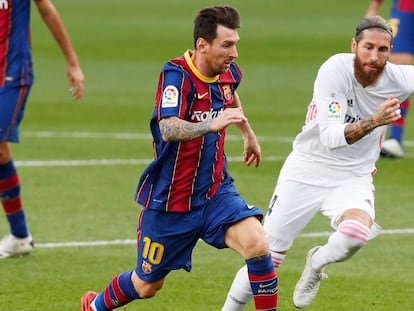 Los futbolistas Lionel Messi y Sergio Ramos en un encuentro entre el FC Barcelona y el Real Madrid de esta temporada.
