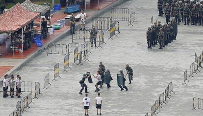 Militares chineses participam em exercício antidistúrbios no estádio de Shenzhen, na fronteira de Hong Kong.