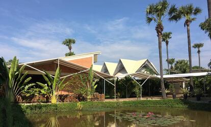 Los edificios de la fábrica están elegantemente construidos en torno a un estanque cubierto de lirios de agua.