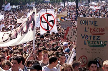 Estudiantes franceses se manifiestan contra Le Pen en la ciudad de Nantes.