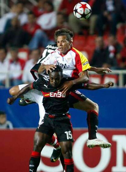 Luis Fabiano salta entre dos jugadores del Stuttgart.