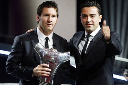 Messi celebra junto a Xavi el trofeo del mejor jugador de Europa de la temporada pasada.