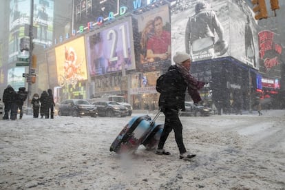 Una visitante con su maleta en Times Square, Nueva York (EE UU).