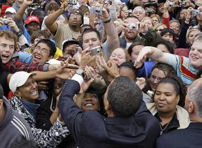 Obama saluda a simpatizantes después de pronunciar un discurso en Indianápolis.