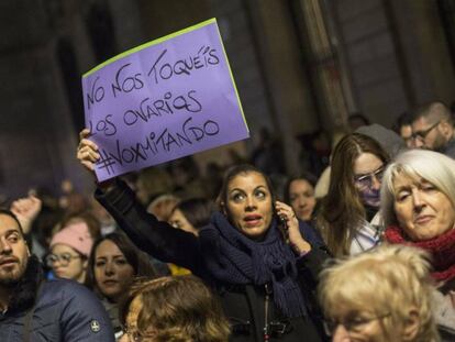 Manifestación feminista en apoyo a las mujeres de Andalucía y contra las propuestas de Vox en materia de género, en diciembre de 2018, en la Plaça de Sant Jaume de Barcelona.