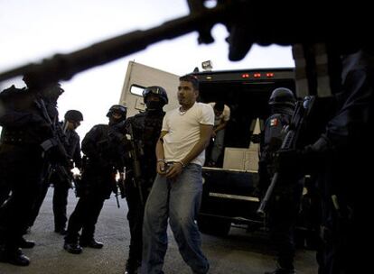 Un miembro de La Familia, escoltado por policías en México.