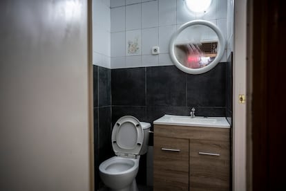 El espejo del baño se empaña por la humedad del sótano por el que el casero les cobra a las cuatro familias 2.500 euros al mes.