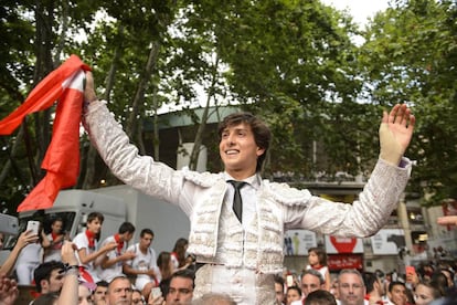 Roca Rey sale a hombros tras cortar tres orejas en la plaza de Pamplona.