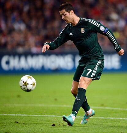 Ronaldo chuta para marcar el cuarto gol de su equipo.