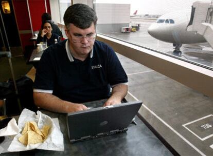 Un hombre utiliza su ordenador portátil mientras espera su vuelo en el Metropolitan Airport de Detroit (Estados Unidos).