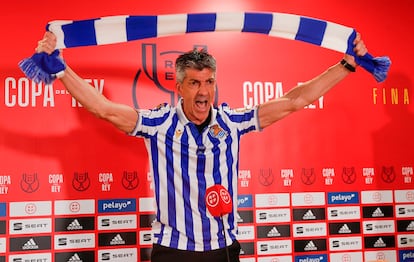 Imanol Alguacil celebra la victoria de la Real en la final de Copa en la sala de prensa tras el partido.