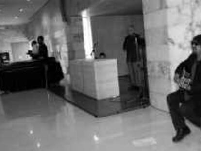 B 34382 (8.5.2000) -color- el cantante Pep Sala canta en la ceremonia laíca de despedida de Avel.lí Artís Gener "Tisner" en el tanatorio de Les Corts de Barcelona Foto de Marcel·lí Sàenz
