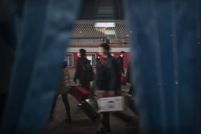 Los pasajeros desembarcan en la estación de tren de Shijiazhuang.