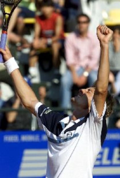 Juan Carlos Ferrero muestra su alegría al derrotar a Kuerten.