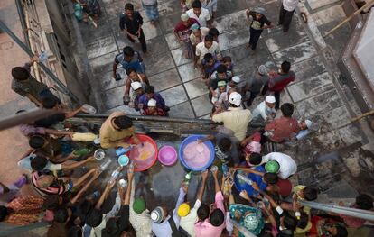 Indios musulmanes recogen bebidas y dulces tradicionales después de romper el ayuno en la Mezquita Nakhoda, en Calcuta.