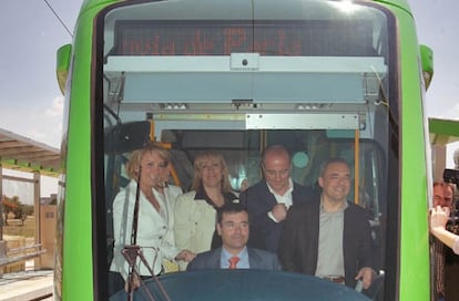 Gómez, en la inauguración del tranvía de Parla junto a Aguirre, Sebastián y Simancas.