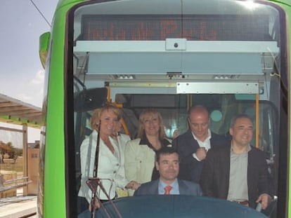 Gómez, en la inauguración del tranvía de Parla junto a Aguirre, Sebastián y Simancas.