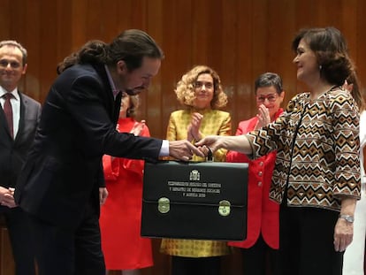 Pablo Iglesias recoge su cartera ministerial de manos de Carmen Calvo.