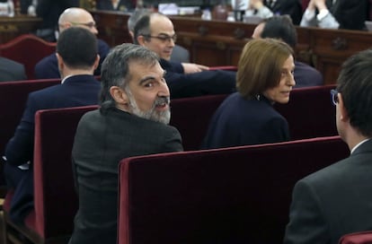 Jordi Cuixart, president d'Òmnium Cultural, i Carme Forcadell, expresidenta del Parlament, al Tribunal Suprem amb la resta d'acusats a l'inici del judici al procés. L'entitat independentista Òmnium Cultural ha distribuït 120.000 exemplars d'una publicació gratuïta per difondre el missatge que el judici suposa una "vulneració de drets fonamentals per part de l'Estat espanyol".